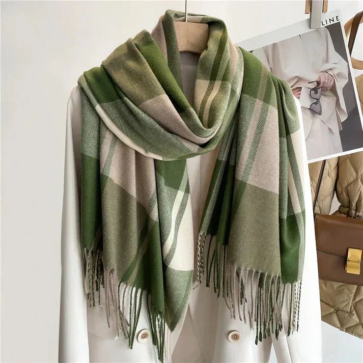 Elegant checked scarf made from a premium wool blend, featuring a warm design perfect for autumn and winter fashion. 0